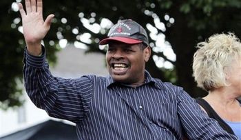 Hospitalizan a excampeón de boxeo Leon Spinks