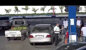 Lo "tumban" mientras echaba gas 