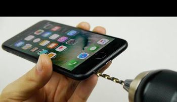 Por qué hay personas que taladran su iPhone 7 (VIDEO VIRAL)