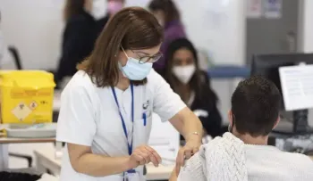 Cuarta dosis triplica protección ante casos graves para mayores de 60 años