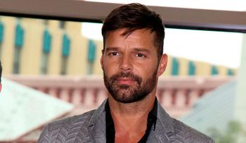 Ricky Martin llama "brutos" e "ignorantes" a quienes rechazan aislarse por COVID-19