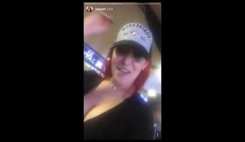 Karen Yapoort gozando el jonrón de Encarnación