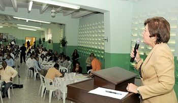 Ministra de Educación analiza planes del próximo año escolar  