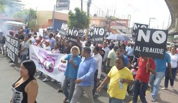 Seguidores de Francisco Fernández protestan en reclamo de nuevas elecciones en SDN