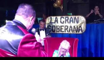 Novio de Fefita le pide matrimonio; tiene 52 años y ella 75