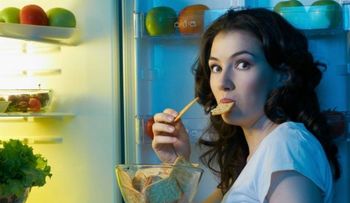 Tus snacks nocturnos, un riesgo para la cintura