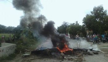 Siguen protestas en demanda entrega apartamentos construidos por el gobierno en Dajabón