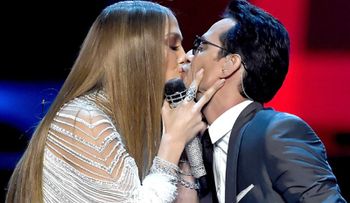 Dicen que el divorcio no fue por este beso, sino que Shannon de Lima le pegó los "cuernos" a Marc Anthony