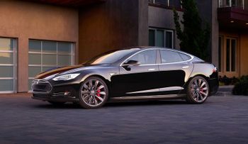 El automóvil Tesla con piloto automático, incorpora dos nuevas capacidades 