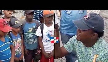Pedro Martínez aconseja a  niños de un barrio dominicano