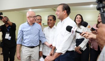 Abel Martínez ejerce su derecho al voto y llama ciudadanía a acudir a las urnas