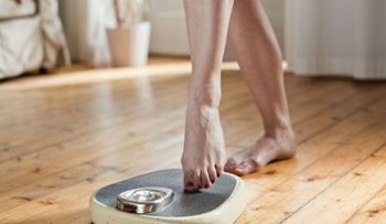 ¿Comer frente al espejo ayuda a adelgazar?