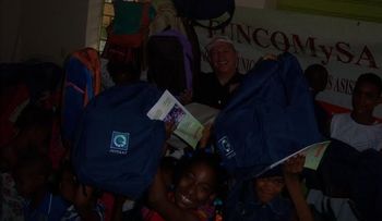 FUNCOMYSA entrega útiles escolares 
