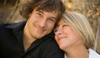 Las mujeres mayores prefieren hombres jóvenes buscando placer sexual, revela estudio