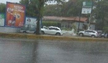 Inundaciones y cables eléctricos en el suelo por lluvias en Santiago
