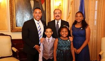Presidente Medina recibe estudiantes dominicanos con meritos en Estados Unidos