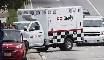 Médico infectado con ébola llega a Atlanta