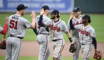 "El que no da, le dan", y los Doggers pagaron por eso; Serie Mundial inicia martes por la noche