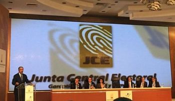Danilo Medina se reunió con observadores y les respondió preguntas 