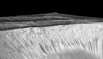 ¿Las rayas en la superficie de Marte son causadas por agua hirviendo?