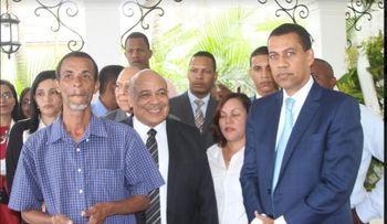 Gómez Mazara  y García Duverge visitan tumba de Peña Gómez