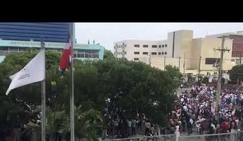"La Constitución no está en venta", cientos marchan frente Congreso, donde hay una zona de guerra 
