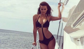 La modelo de 27 años, que se casó por "amor" con un millonario de 63; festejó sola el primer aniversario