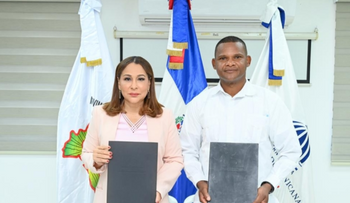 Mujer y Campesino firman acuerdo para mujeres rurales