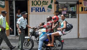 AMET y el ADN  retiran autos y obstáculos de las vías públicas
