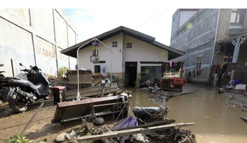 Superan los 700 muertos por inundaciones en Indonesia