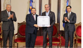 Ulises Francisco Espaillat recibe condecoración póstuma