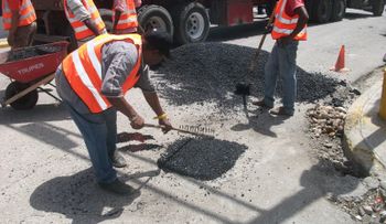 Obras Públicas y Alcaldía inician operativo bacheo de calles y avenidas en Barahona