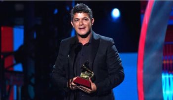  Alejandro Sanz se abraza a los "dreamers" en los Grammy Latino 