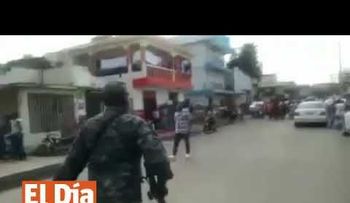 Coronel amenaza a punta de fusil a varios conductores