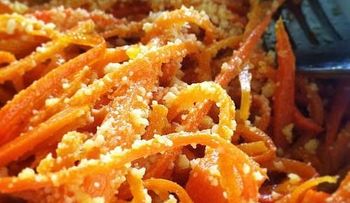  Fideos de zanahoria, jengibre, salsa de maní y naranja 