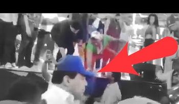El Mayor Clásico le da galleta a un fanático (VIDEO)