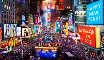 Miles de personas llegan a Times Square impacientes por celebrar el Año Nuevo