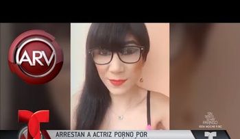 Arrestan actriz porno por salir semidesnuda en la vía pública