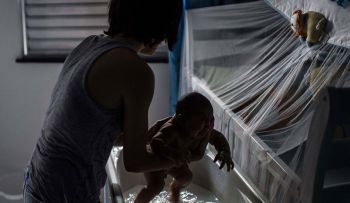 OMS recomienda mujeres en países con zika amamantar a sus bebés