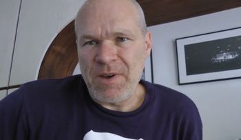 Director alemán dice que JLo: Es una mujerzuela mexicana