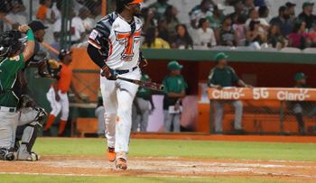 Santana y Navarreto conducen a Toros a triunfo sobre Estrellas en jornada inaugural