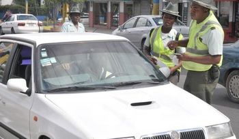 Hombres que chocaron carro atacan a tiros a agente de Amet en Villa Mella