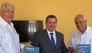 Leonel Fernández comparte su visión de futuro con expresidentes de Colombia y Panamá