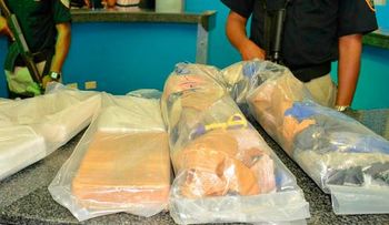Apresan empleada de Aduanas con 11 paquetes de cocaína en una yipeta