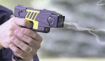 Arrestan en Japón a hombre que utilizó una pistola eléctrica para castigar a sus tres hijos