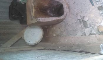 Un madre que sufre de trastornos mentales habría tirado su hijo dentro de una letrina en Constanza