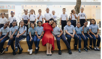 Raquel Arbaje imparte clase de Moral y Cívica en escuela de Cristo Rey