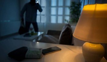 Ladrón entra a una casa y pide comida e internet para su familia