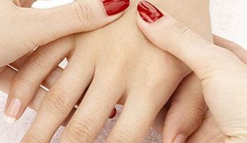 Video: Manicura con piedras calientes: los mejores masajes para uñas y manos 
