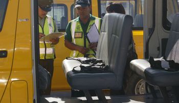 Prisión contra miembro de Policía Escolar acusado de violar tres menores